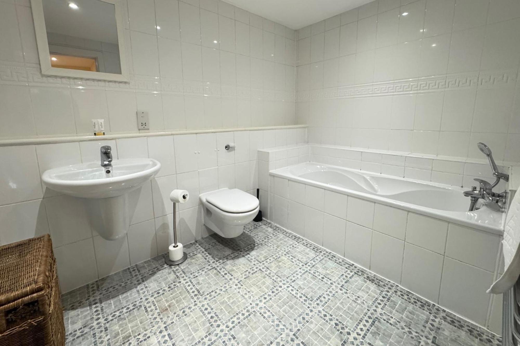 The Greenwich - Two Bedroom Apartment With Parking, Close To Ferry Terminals سوثامبتون المظهر الخارجي الصورة